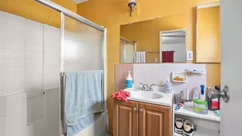 Bath - 852 Gamble St, Escondido, CA 92026 photo 3 of 3
