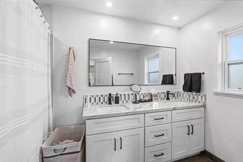 Bath - 514 Avalon Dr, Vista, CA 92084 photo 2 of 4