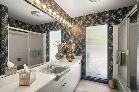 Bath - 5860 Cactus Way, La Jolla, CA 92037 photo 1 of 2