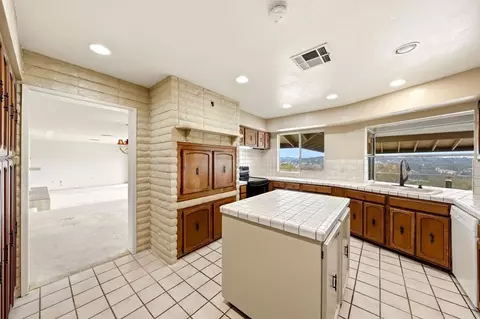 Kitchen - 293 Via Del Cerrito, Encinitas, CA 92024 photo 3 of 7