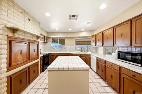 Kitchen - 293 Via Del Cerrito, Encinitas, CA 92024 photo 4 of 7