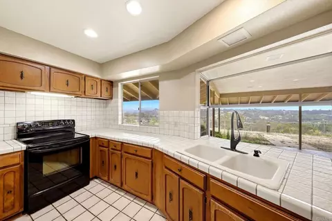 Kitchen - 293 Via Del Cerrito, Encinitas, CA 92024 photo 5 of 7