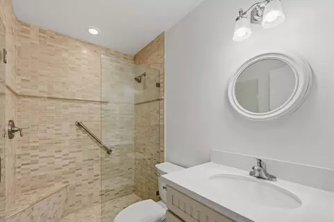Bath - 2168 Valleydale Ln, Encinitas, CA 92024 photo 3 of 4