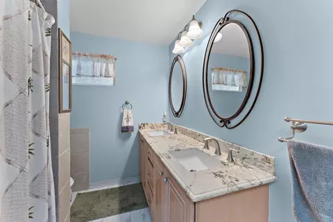 Bath - 15321 Via Molinero, Poway, CA 92064 photo 2 of 7