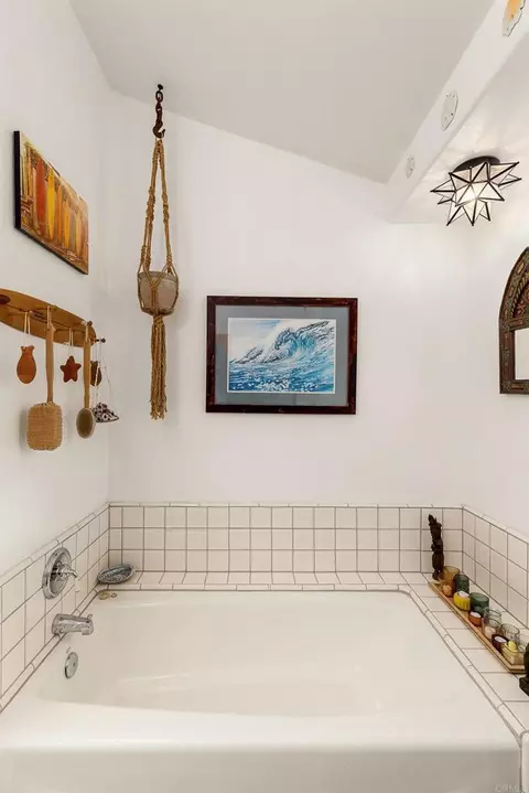 Bath - 808 Palaro Dr, Encinitas, CA 92024 photo 4 of 5