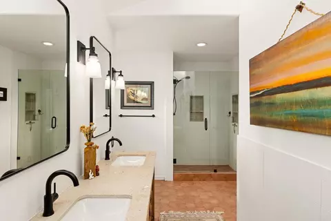 Bath - 808 Palaro Dr, Encinitas, CA 92024 photo 2 of 5