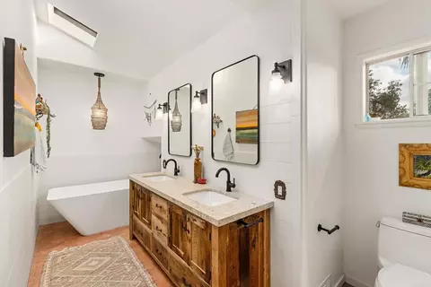Bath - 808 Palaro Dr, Encinitas, CA 92024 photo 1 of 5