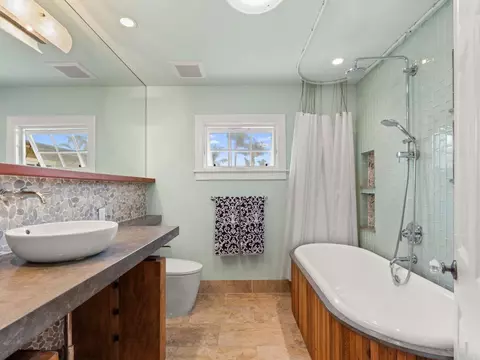 Bath - 890 Passiflora Ave, Encinitas, CA 92024 photo 6 of 7