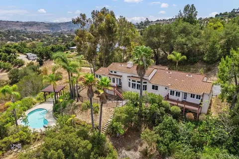 View/Area - 2718 Via Del Robles, Fallbrook, CA 92028 photo 2 of 5