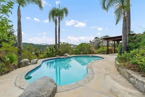 Exterior - 2718 Via Del Robles, Fallbrook, CA 92028 photo 4 of 6