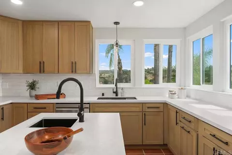 Kitchen - 2718 Via Del Robles, Fallbrook, CA 92028 photo 2 of 4