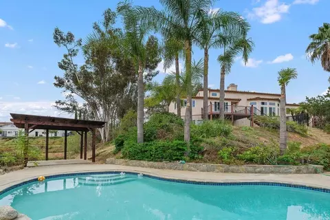 Exterior - 2718 Via Del Robles, Fallbrook, CA 92028 photo 5 of 6