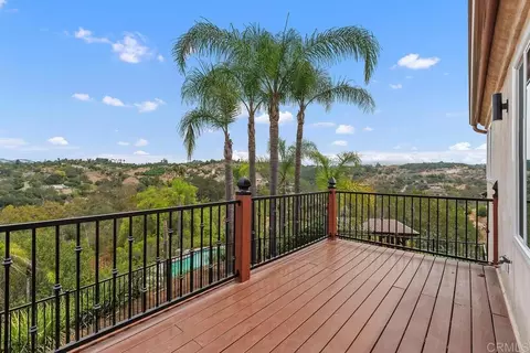 Exterior - 2718 Via Del Robles, Fallbrook, CA 92028 photo 3 of 6