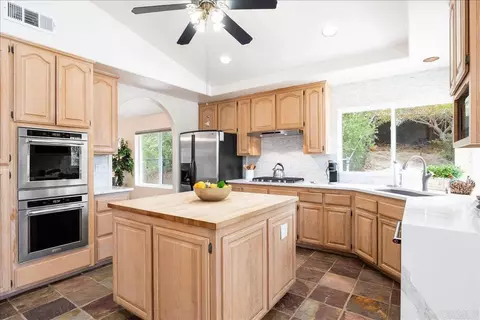 Kitchen - 25771 Caryn Ct, Ramona, CA 92065 photo 5 of 6