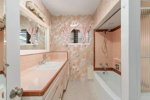 Bath - 5825 Folsom Dr, La Jolla, CA 92037 photo 1 of 1