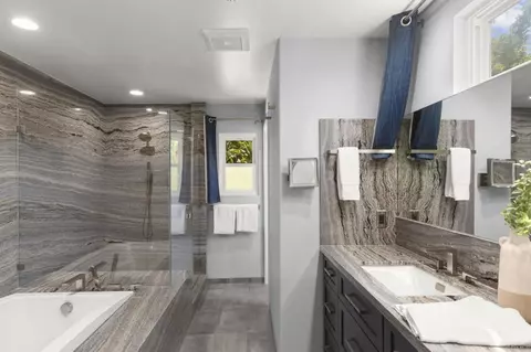 Bath - 5545 Coral Reef Ave, La Jolla, CA 92037 photo 2 of 5