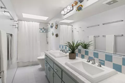 Bath - 5545 Coral Reef Ave, La Jolla, CA 92037 photo 3 of 5