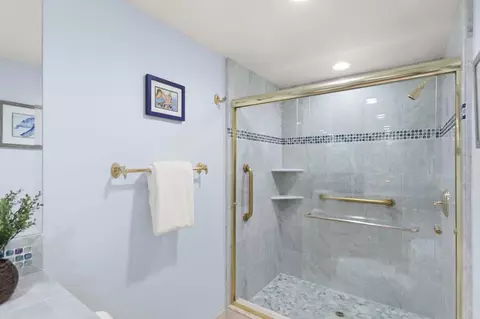 Bath - 5545 Coral Reef Ave, La Jolla, CA 92037 photo 5 of 5