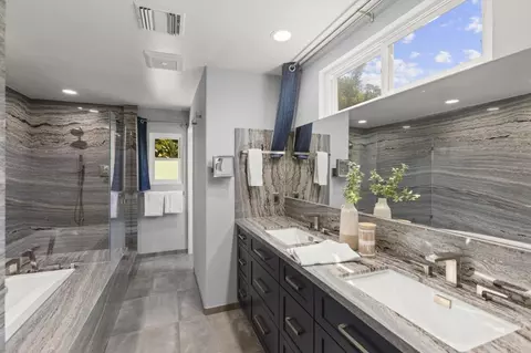 Bath - 5545 Coral Reef Ave, La Jolla, CA 92037 photo 1 of 5