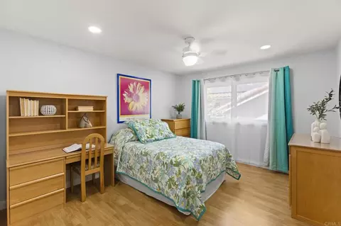 Bedroom - 5545 Coral Reef Ave, La Jolla, CA 92037 photo 5 of 7