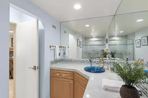 Bath - 5545 Coral Reef Ave, La Jolla, CA 92037 photo 4 of 5