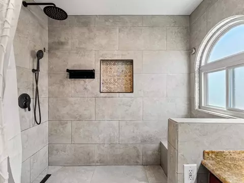 Bath - 1523 Madrid Dr, Vista, CA 92081 photo 4 of 6