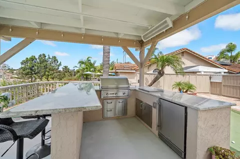 Kitchen - 3361 Par Dr, Oceanside, CA 92056 photo 3 of 4