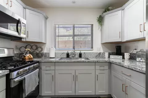 Kitchen - 131 E Aeroplane Blvd, Big Bear City, CA 92314 photo 4 of 5
