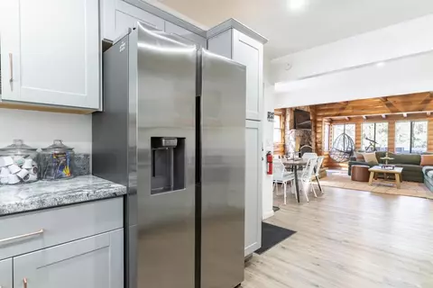 Kitchen - 131 E Aeroplane Blvd, Big Bear City, CA 92314 photo 5 of 5