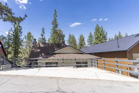Exterior - 131 E Aeroplane Blvd, Big Bear City, CA 92314 photo 4 of 6