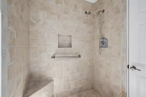 Bath - 1660 Neptune Ave, Encinitas, CA 92024 photo 2 of 6