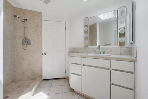 Bath - 1660 Neptune Ave, Encinitas, CA 92024 photo 1 of 6