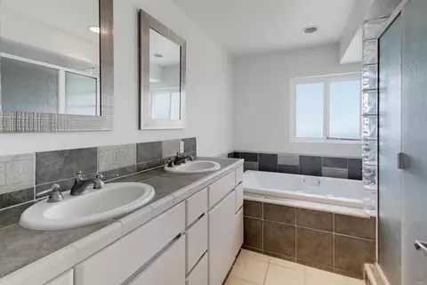 Bath - 1660 Neptune Ave, Encinitas, CA 92024 photo 3 of 6
