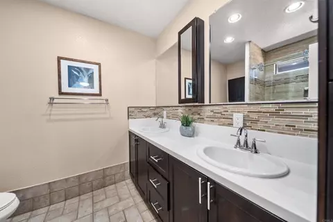 Bath - 2020 Winterwarm Dr, Fallbrook, CA 92028 photo 3 of 5