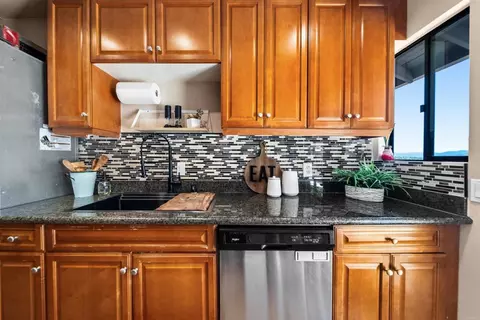 Kitchen - 2020 Winterwarm Dr, Fallbrook, CA 92028 photo 2 of 5
