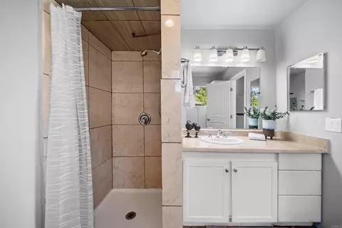 Bath - 2020 Winterwarm Dr, Fallbrook, CA 92028 photo 4 of 5