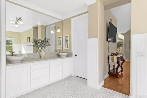 Bath - 45562 La Cruz Dr, Temecula, CA 92590 photo 1 of 3