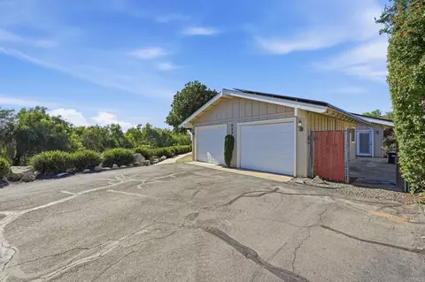 Exterior - 929 Pepper Tree Ln, Fallbrook, CA 92028 photo 3 of 16