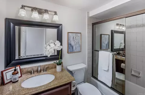 Bath - 279 Hillcrest Dr, Encinitas, CA 92024 photo 3 of 4