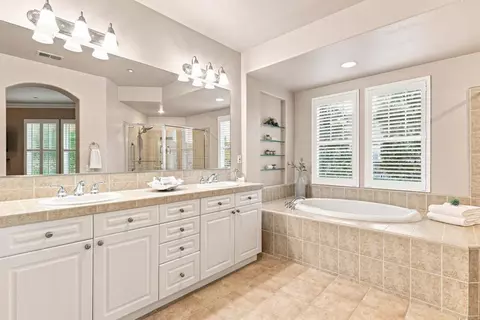 Bath - 4792 Beachwood Ct, Carlsbad, CA 92008 photo 3 of 5