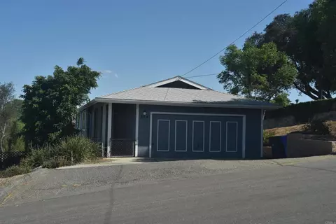 Exterior - 604 Porter St, Fallbrook, CA 92028 photo 1 of 10