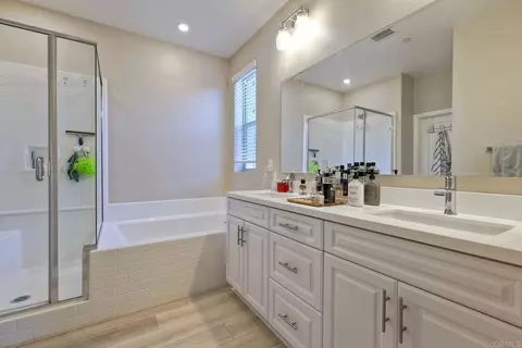 Bath - 1715 Crabapple Way, Oceanside, CA 92056 photo 2 of 3
