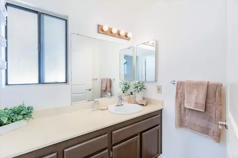 Bath - 1679 Madrone Gln, Escondido, CA 92027 photo 5 of 5