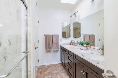 Bath - 1679 Madrone Gln, Escondido, CA 92027 photo 2 of 5