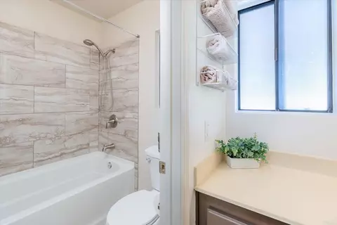 Bath - 1679 Madrone Gln, Escondido, CA 92027 photo 3 of 5