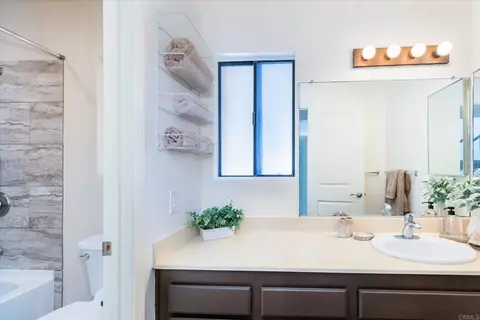 Bath - 1679 Madrone Gln, Escondido, CA 92027 photo 4 of 5