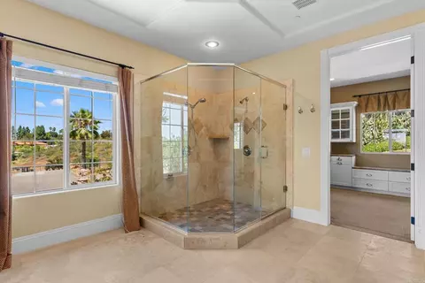 Bath - 1829 Elevado Rd, Vista, CA 92084 photo 5 of 9