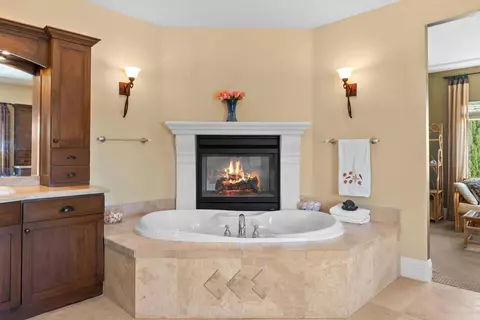 Bath - 1829 Elevado Rd, Vista, CA 92084 photo 2 of 9