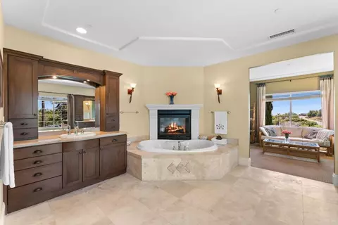 Bath - 1829 Elevado Rd, Vista, CA 92084 photo 3 of 9