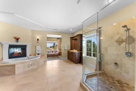 Bath - 1829 Elevado Rd, Vista, CA 92084 photo 4 of 9